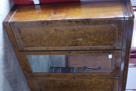 VICTORIAN BURR WALNUT COMPACTUM