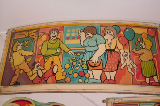 DECORATIVE 1960S /70S HAND PAINTED FAIRGROUND ROUNDING  BOARD
