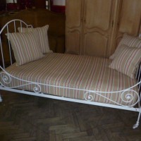 DECORATIVE FRENCH IRON DAYBED WITH MATTRESS & CUSHIONS AND COVER