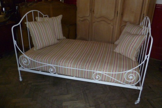 DECORATIVE FRENCH IRON DAYBED WITH MATTRESS & CUSHIONS AND COVER