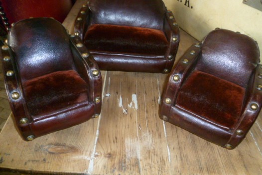 RARE VINTAGE TRAVELING SALESMANS SAMPLE OF LEATHER THREE PIECE SUITE