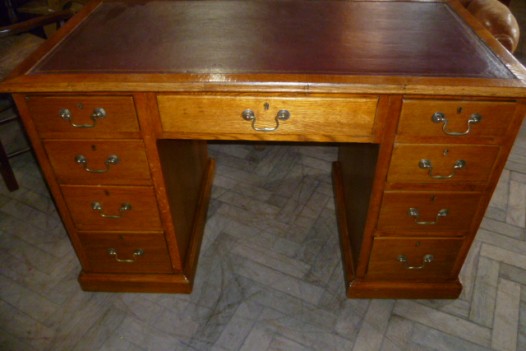 ANTIQUE KNEE HOLE DESK