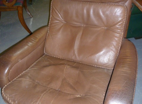 1970S DANISH LEATHER SWIVEL CHAIR
