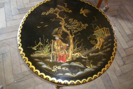 DECORATIVE CHINOISSERIE LAQUERED COFFEE TABLE