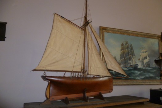 EDWARDIAN SOLID HULL POND YACHT