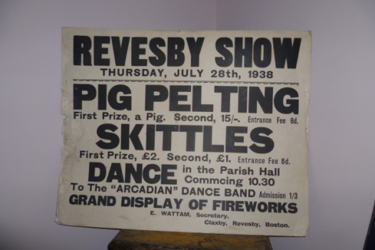 1930S SHOW ADVERTISING CARD (PIG PELTING)