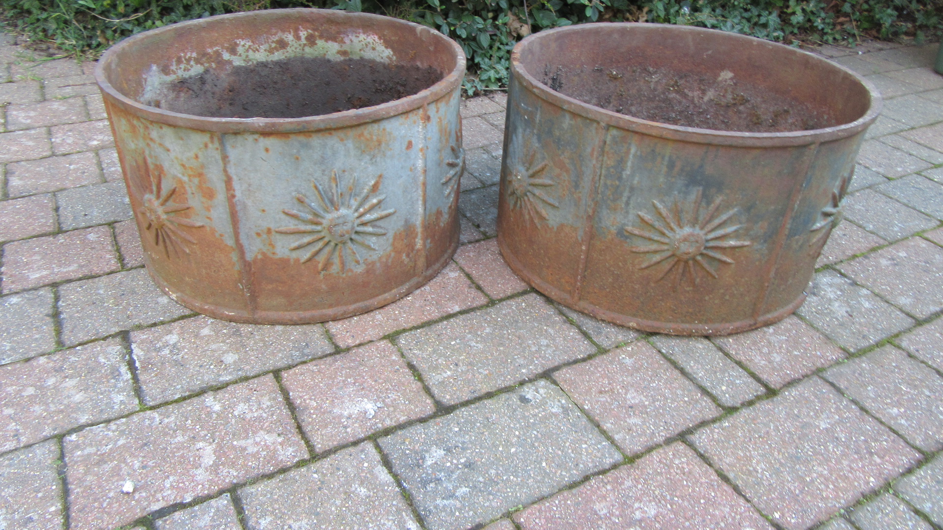PAIR OF DECORATIVE CAST IRON GARDEN PLANTERS
