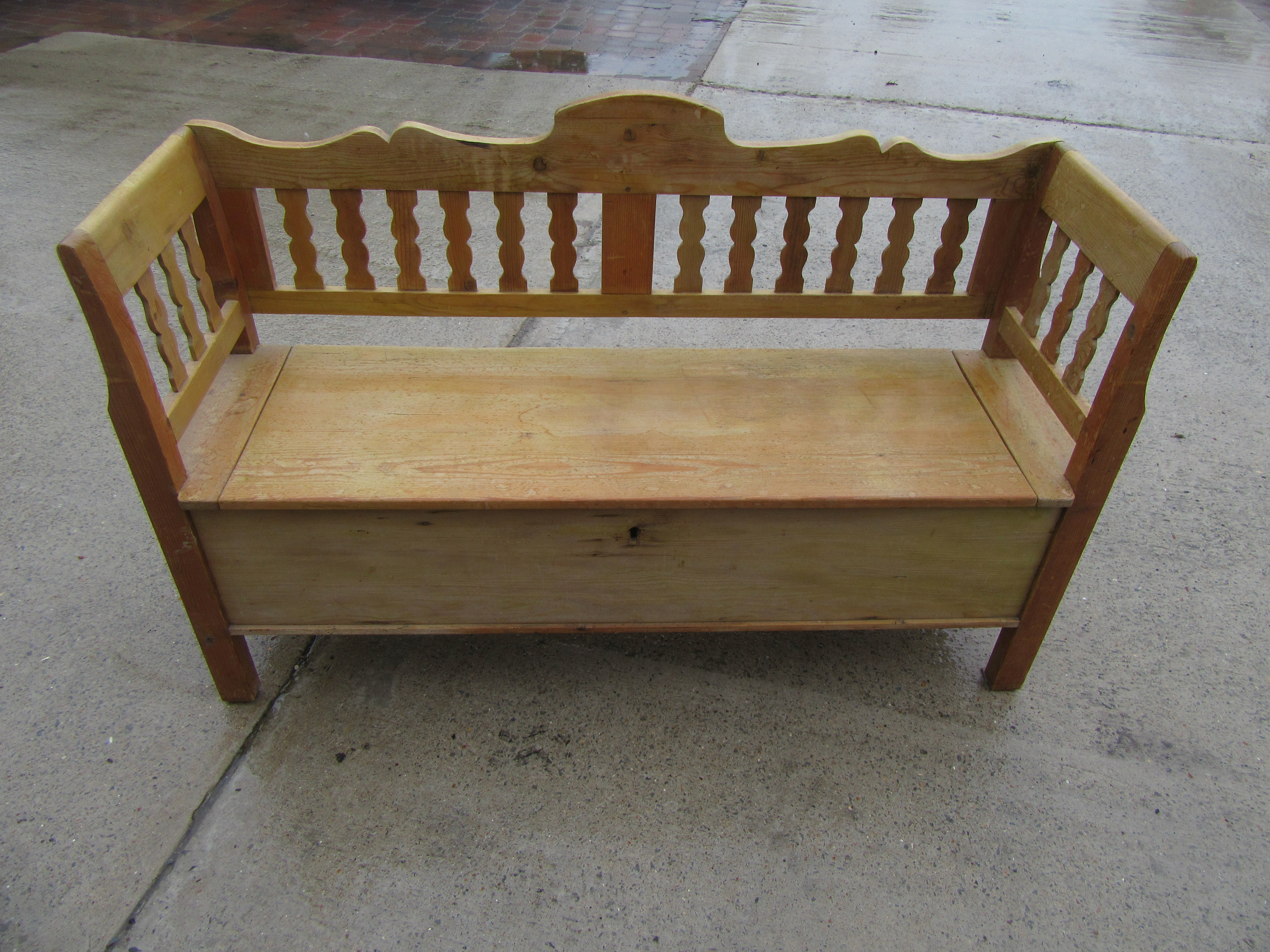 ANTIQUE COUNTRY PINE SETTLE