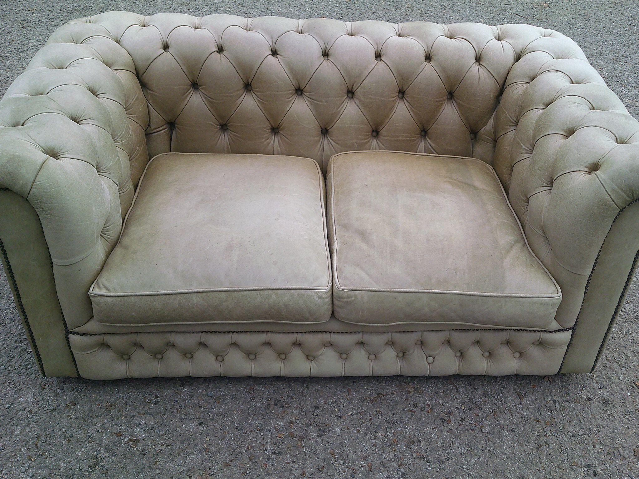 VINTAGE DEEP BUTTONED LEARGER CHESTERFIELD SOFA