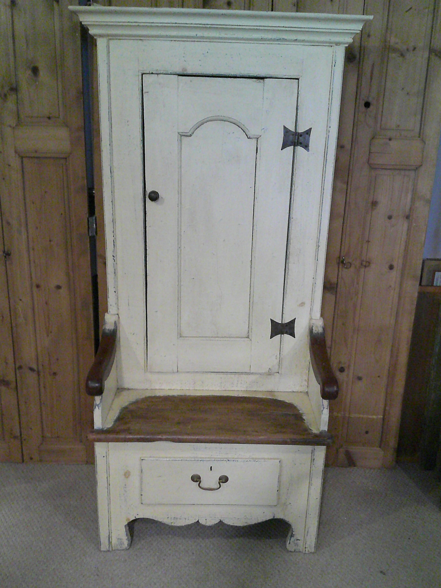 DECORATIVE PINE BACON SEAT IN THE ORIGINAL PAINT