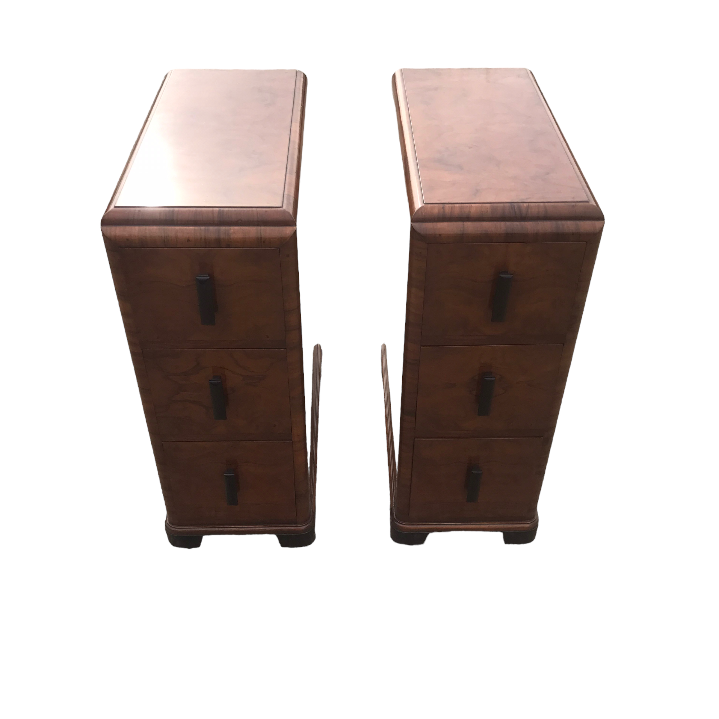 PAIR OF GOOD QUALITY ANTIQUE ART DECO WALNUT BEDSIDE CHESTS